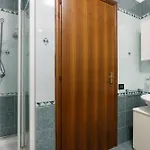 Apartamento Aria Di Trieste, Lo Sguardo Di Montale *