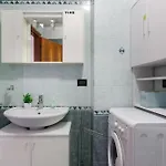 Apartamento Aria Di Trieste, Lo Sguardo Di Montale *