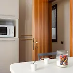 Apartamento Aria Di Trieste, Lo Sguardo Di Montale *