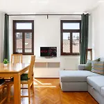 Aria Di Trieste, Lo Sguardo Di Montale Apartamento Trieste