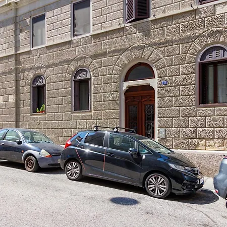 Apartamento Aria Di Trieste, Lo Sguardo Di Montale *